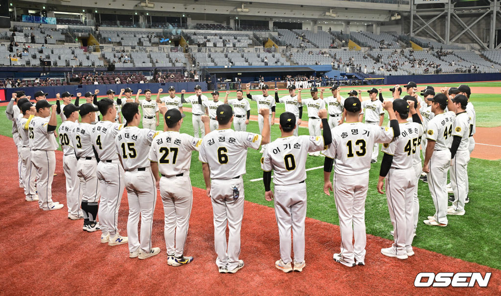1일 오후 서울 고척 스카이돔에서 제1회 2025 KBO 퓨처스리그 챔피언결정전 KT 위즈와 상무의 경기가 진행됐다. 지난달 29일 열린 2025 퓨처스리그 챔피언 결정전 준결승전에서 남부리그 2위 KT는 북부리그 1위 한화 이글스에 10-6 역전승을 거뒀다. 남부리그 1위 상무는 북부리그 2위 LG 트윈스를 5-2로 꺾고 각각 결승 진출에 성공했다.경기 앞서 상무 선수들이 파이팅을 다지고 있다. 2025.10.01 / soul1014@osen.co.kr
