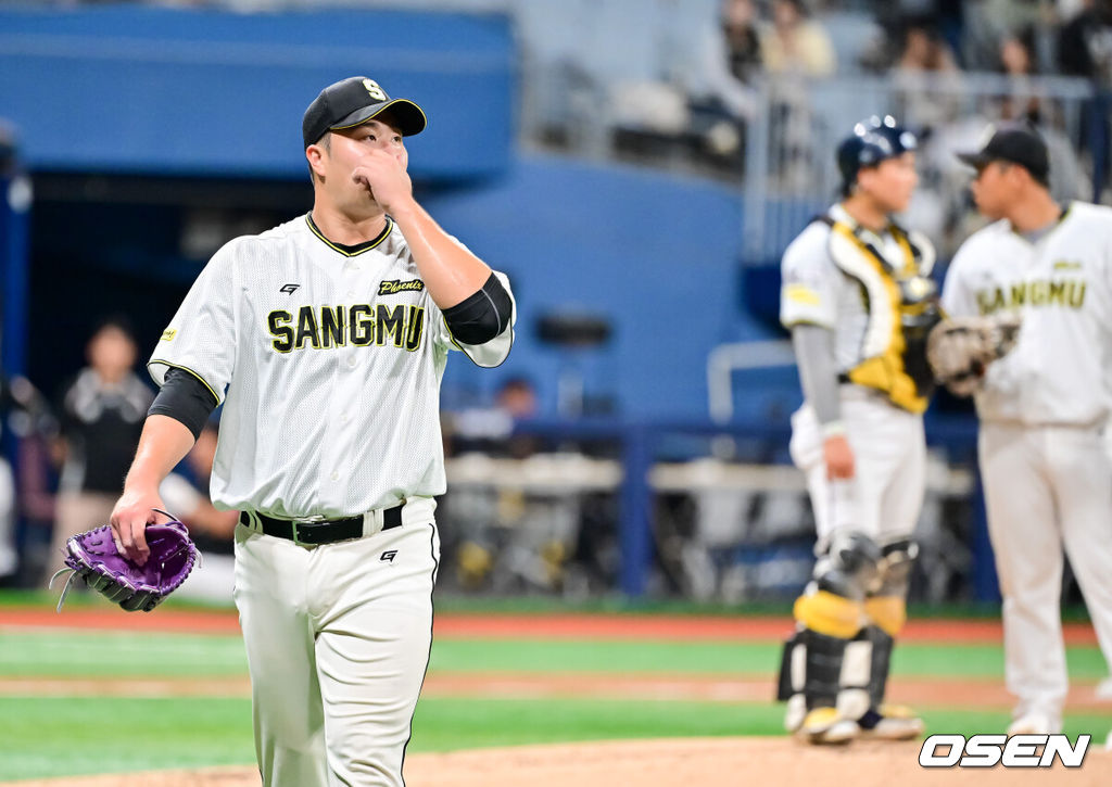 1일 오후 서울 고척 스카이돔에서 제1회 2025 KBO 퓨처스리그 챔피언결정전 KT 위즈와 상무의 경기가 진행됐다. 지난달 29일 열린 2025 퓨처스리그 챔피언 결정전 준결승전에서 남부리그 2위 KT는 북부리그 1위 한화 이글스에 10-6 역전승을 거뒀다. 남부리그 1위 상무는 북부리그 2위 LG 트윈스를 5-2로 꺾고 각각 결승 진출에 성공했다.2회초 상무 선발투수 진승현이 강판되고 있다. 2025.10.01 / soul1014@osen.co.kr