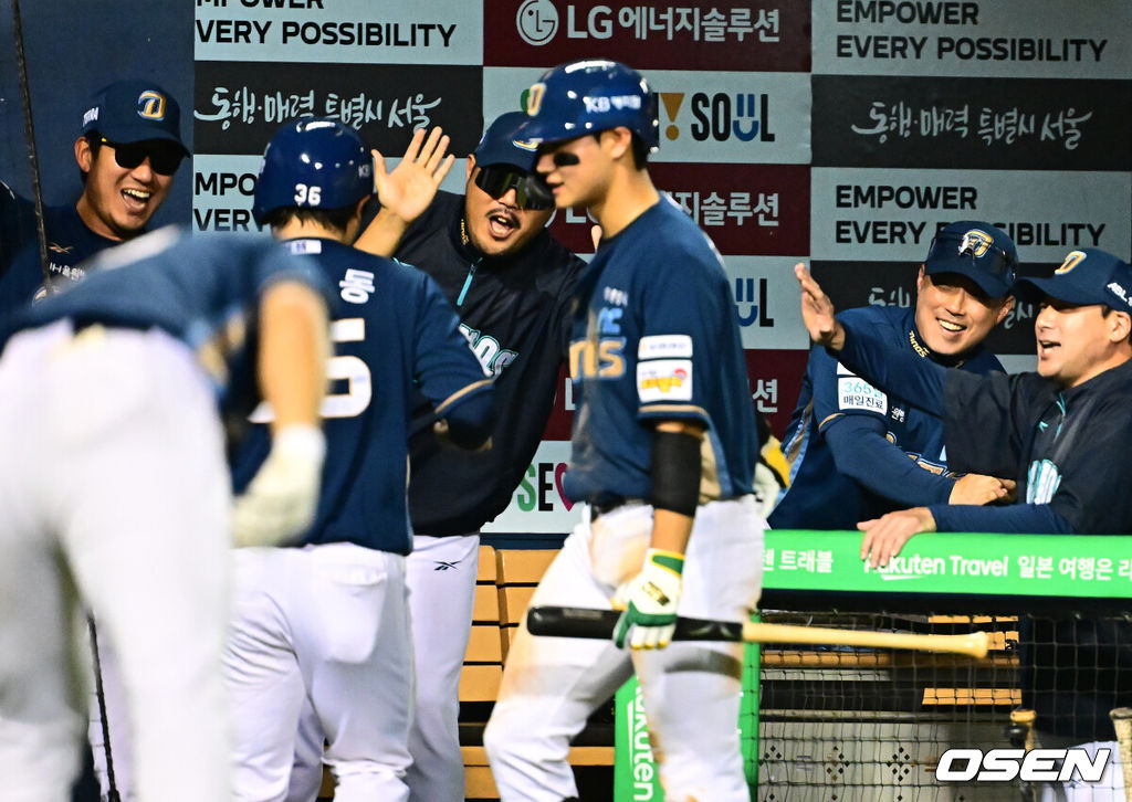 1일 서울 잠실구장에서 ‘2025 신한 SOL Bank KBO리그’ LG 트윈스와 NC 다이노스의 경기가 열렸다.LG는 우승 매직넘버 ‘1’을 남겨두고 있다. 시즌 마지막 경기에서 우승 샴페인을 터뜨릴 수 있다. NC는 전날 KT에 9-4 승리를 거두며 5위로 올라섰다. 6위 KT에 승차없이 승률에 앞선 5위다. 4회초 1사 만루에서 NC 이호준 감독을 비롯한 코칭스태프가 김형준의 2타점 중전 적시타에 역전에 성공하며 기뻐하고 있다. 2025.10.01 /jpnews@osen.co.kr