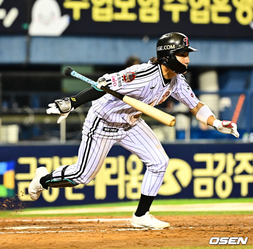 1일 서울 잠실구장에서 ‘2025 신한 SOL Bank KBO리그’ LG 트윈스와 NC 다이노스의 경기가 열렸다.LG는 우승 매직넘버 ‘1’을 남겨두고 있다. 시즌 마지막 경기에서 우승 샴페인을 터뜨릴 수 있다. NC는 전날 KT에 9-4 승리를 거두며 5위로 올라섰다. 6위 KT에 승차없이 승률에 앞선 5위다. 8회말 1사 1,2루에서 LG 신민재가 우전 1타점 적시타를 날리고 있다. 2025.10.01 /jpnews@osen.co.kr