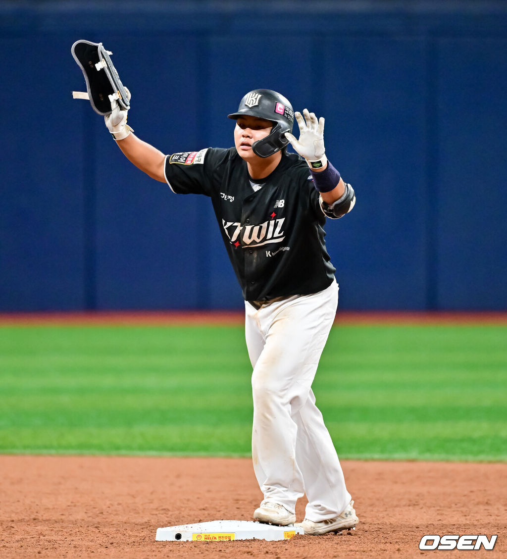 1일 오후 서울 고척 스카이돔에서 제1회 2025 KBO 퓨처스리그 챔피언결정전 KT 위즈와 상무의 경기가 진행됐다. 지난달 29일 열린 2025 퓨처스리그 챔피언 결정전 준결승전에서 남부리그 2위 KT는 북부리그 1위 한화 이글스에 10-6 역전승을 거뒀다. 남부리그 1위 상무는 북부리그 2위 LG 트윈스를 5-2로 꺾고 각각 결승 진출에 성공했다.4회초 2사 1루 KT 김민석이 1타점 적시 2루타를 날리고 타임을 요청하고 있다.   2025.10.01 / soul1014@osen.co.kr