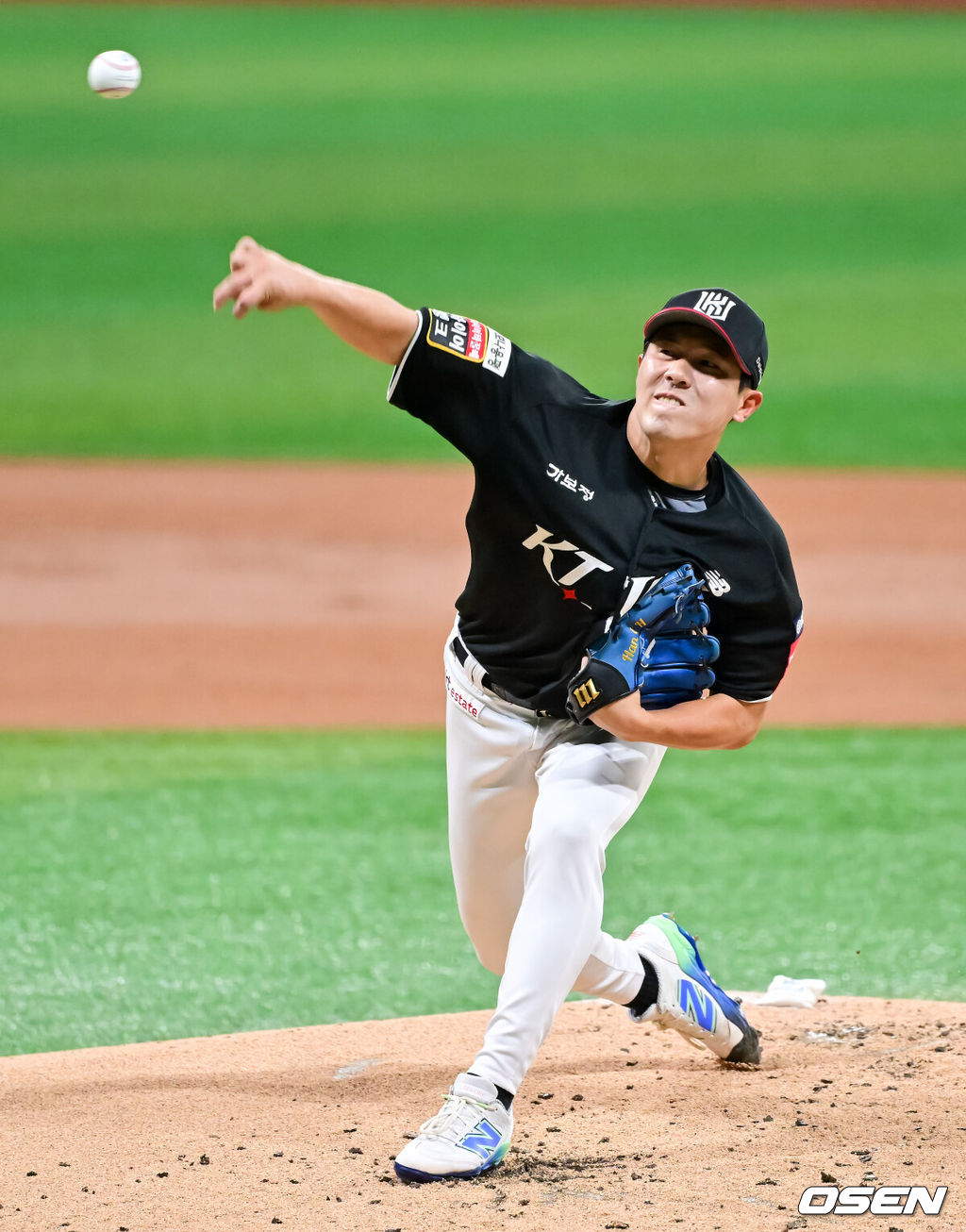 1일 오후 서울 고척 스카이돔에서 제1회 2025 KBO 퓨처스리그 챔피언결정전 KT 위즈와 상무의 경기가 진행됐다. 지난달 29일 열린 2025 퓨처스리그 챔피언 결정전 준결승전에서 남부리그 2위 KT는 북부리그 1위 한화 이글스에 10-6 역전승을 거뒀다. 남부리그 1위 상무는 북부리그 2위 LG 트윈스를 5-2로 꺾고 각각 결승 진출에 성공했다.1회마 KT 선발투수 한차현이 역투하고 있다.   2025.10.01 / soul1014@osen.co.kr