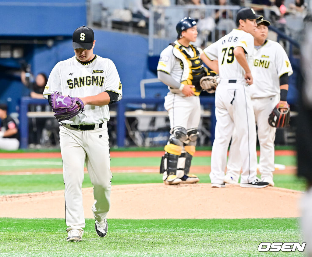 1일 오후 서울 고척 스카이돔에서 제1회 2025 KBO 퓨처스리그 챔피언결정전 KT 위즈와 상무의 경기가 진행됐다. 지난달 29일 열린 2025 퓨처스리그 챔피언 결정전 준결승전에서 남부리그 2위 KT는 북부리그 1위 한화 이글스에 10-6 역전승을 거뒀다. 남부리그 1위 상무는 북부리그 2위 LG 트윈스를 5-2로 꺾고 각각 결승 진출에 성공했다.2회초 상무 선발투수 진승현이 강판되고 있다. 2025.10.01 / soul1014@osen.co.kr