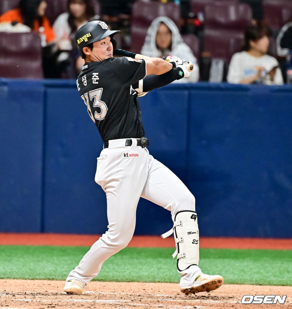 1일 오후 서울 고척 스카이돔에서 제1회 2025 KBO 퓨처스리그 챔피언결정전 KT 위즈와 상무의 경기가 진행됐다. 지난달 29일 열린 2025 퓨처스리그 챔피언 결정전 준결승전에서 남부리그 2위 KT는 북부리그 1위 한화 이글스에 10-6 역전승을 거뒀다. 남부리그 1위 상무는 북부리그 2위 LG 트윈스를 5-2로 꺾고 각각 결승 진출에 성공했다.3회초 무사 1,2루 KT 문상준이 1타점 적시 2루타를 날리고 있다 2025.10.01 / soul1014@osen.co.kr