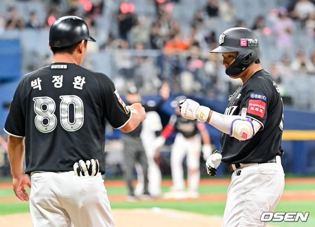 1일 오후 서울 고척 스카이돔에서 제1회 2025 KBO 퓨처스리그 챔피언결정전 KT 위즈와 상무의 경기가 진행됐다. 지난달 29일 열린 2025 퓨처스리그 챔피언 결정전 준결승전에서 남부리그 2위 KT는 북부리그 1위 한화 이글스에 10-6 역전승을 거뒀다. 남부리그 1위 상무는 북부리그 2위 LG 트윈스를 5-2로 꺾고 각각 결승 진출에 성공했다.3회초 2사 1,2루 KT 강민성이 1타점 적시타를 날린뒤 기뻐하고 있다. 2025.10.01 / soul1014@osen.co.kr