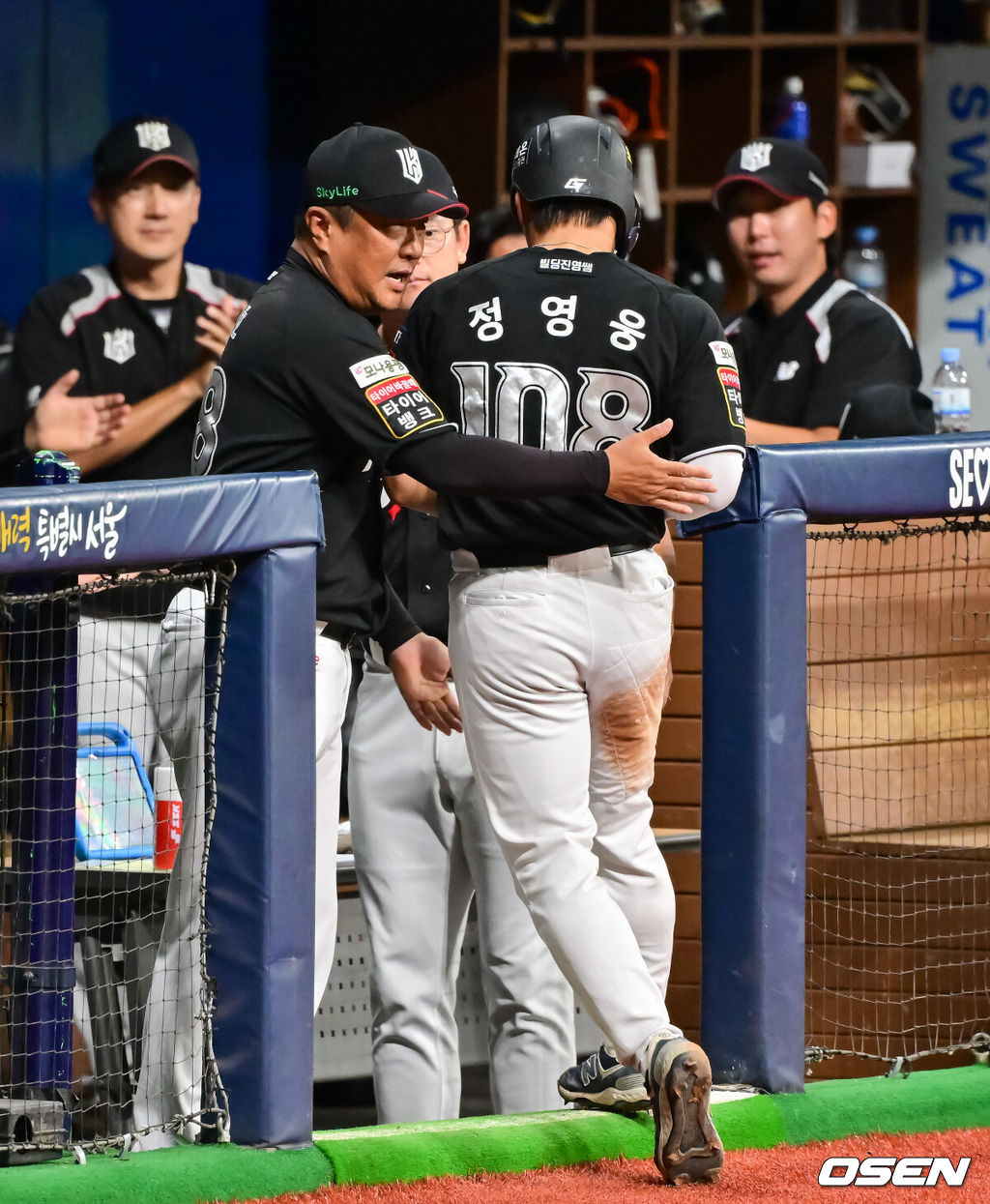 1일 오후 서울 고척 스카이돔에서 제1회 2025 KBO 퓨처스리그 챔피언결정전 KT 위즈와 상무의 경기가 진행됐다. 지난달 29일 열린 2025 퓨처스리그 챔피언 결정전 준결승전에서 남부리그 2위 KT는 북부리그 1위 한화 이글스에 10-6 역전승을 거뒀다. 남부리그 1위 상무는 북부리그 2위 LG 트윈스를 5-2로 꺾고 각각 결승 진출에 성공했다.1회초 1사 2,3루 KT 이승현의 선취 1타점 희생플라이때 김호 감독이 선취득점 올린 정영웅을 다독이고 있다. 2025.10.01 / soul1014@osen.co.kr