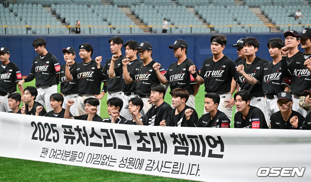 퓨처스리그 최강팀이 KT의 마법에 무너졌다. 김호 감독이 이끄는 KT 위즈 퓨처스팀은 1일 서울 고척스카이돔에서 열린 2025 KBO 퓨처스리그 상무와의 챔피언결정전에서 10-5로 승리했다. 경기종료 후 KT 선수들이 포즈를 취하고 있다. 2025.10.01 / soul1014@osen.co.kr