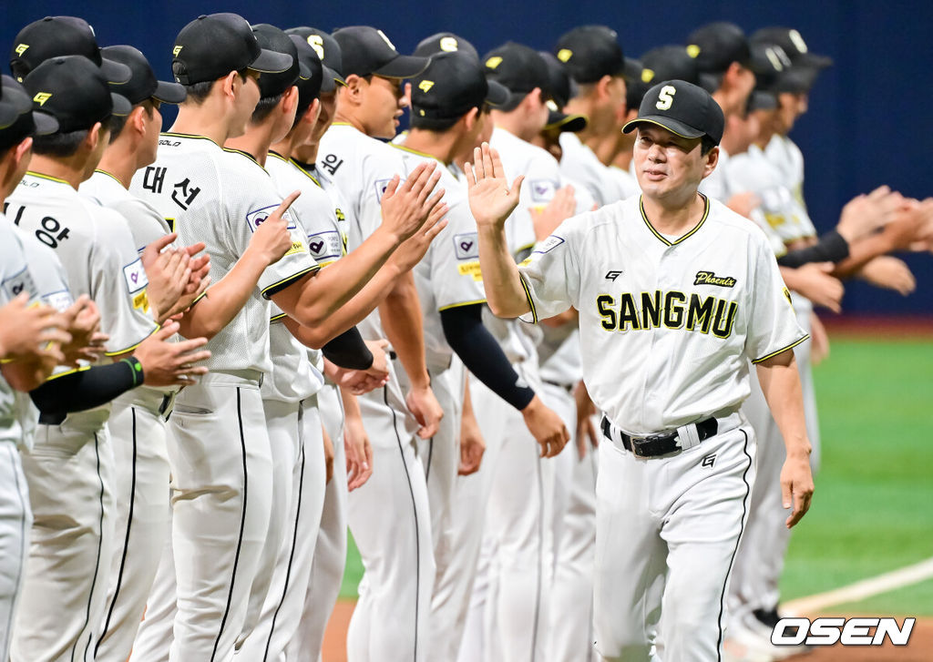 1일 오후 서울 고척 스카이돔에서 제1회 2025 KBO 퓨처스리그 챔피언결정전 KT 위즈와 상무의 경기가 진행됐다. 지난달 29일 열린 2025 퓨처스리그 챔피언 결정전 준결승전에서 남부리그 2위 KT는 북부리그 1위 한화 이글스에 10-6 역전승을 거뒀다. 남부리그 1위 상무는 북부리그 2위 LG 트윈스를 5-2로 꺾고 각각 결승 진출에 성공했다.경기 앞서 상무 박치왕 감독이 입장하고 있다 2025.10.01 / soul1014@osen.co.kr