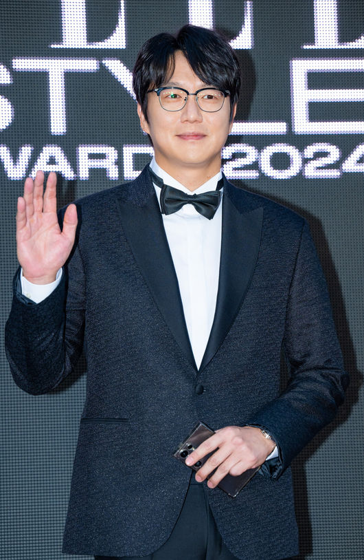 17일 오후 서울 성수동 에스팩토리에서 엘르 스타일 어워즈 포토콜 행사가 열렸다이 자리에는 배우 하정우, 이하늬, 이제훈, 안보현, 임지연, 이수혁, 가수 CL, 성시경, 장기하, 에이티즈 산, 가수 겸 배우 혜리 등이 참석했다.가수 성시경이 입장하며 포즈를 취하고 있다. 2024.10.17 / rumi@osen.co.kr