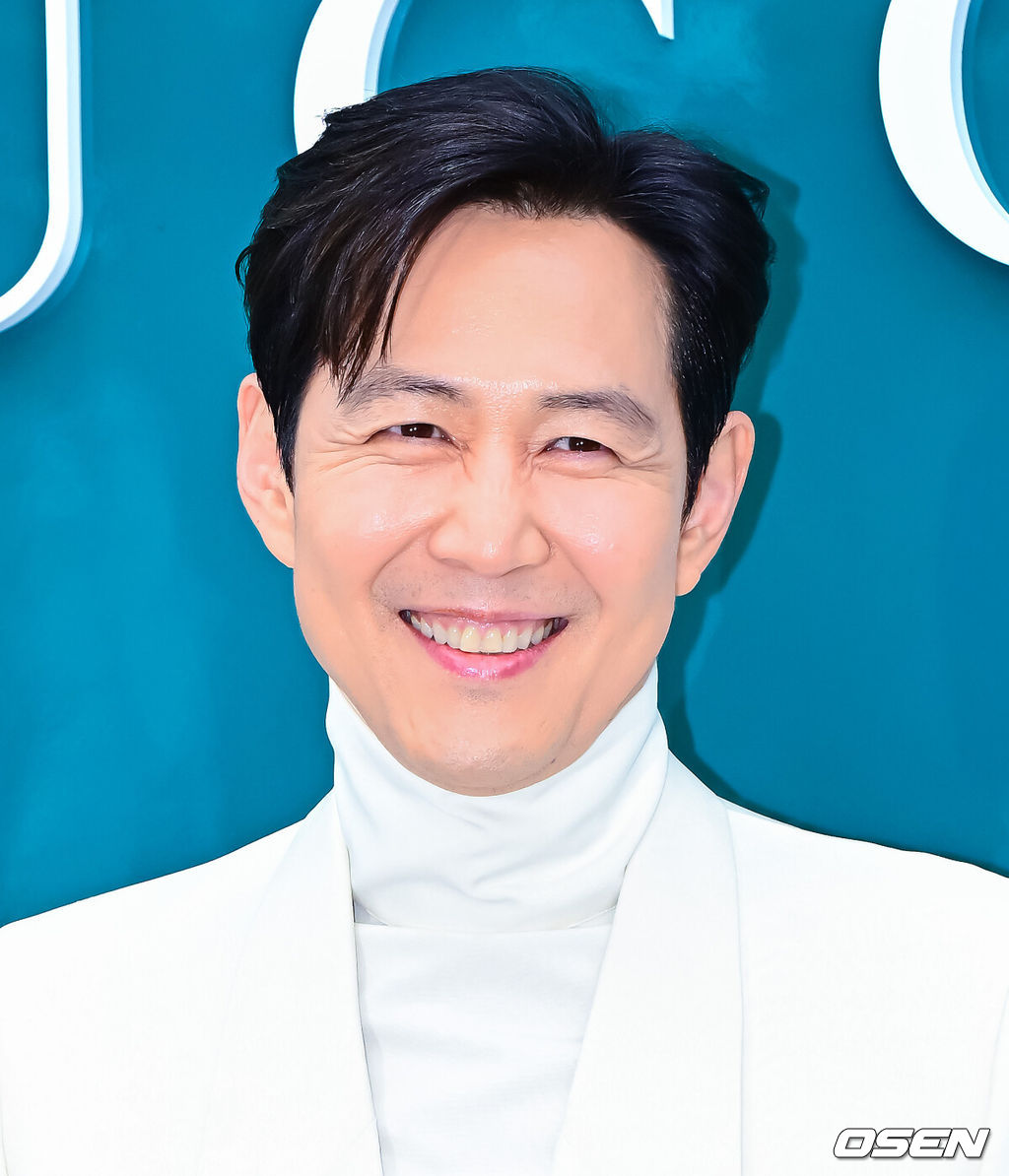2일 서울 강남구 삼성동 코엑스 동편 정문 광장에서 NCT WISH(엔시티 위시) 미니 3집 ‘COLOR’ 발매 기념 쇼케이스가 열렸다.NCT WISH의 타이틀곡 ‘COLOR’는 강렬한 신디사이저와 재지한 코드 진행, 후렴의 리듬 변화가 생동감 넘치는 일렉트로 팝 곡으로, 세상을 자신들만의 색으로 물들이고 언제까지나 그 색을 지켜나가겠다는 당찬 메시지를 전한다.배우 이정재가 포토타임을 하고 있다. 2025.09.02 /jpnews@osen.co.kr