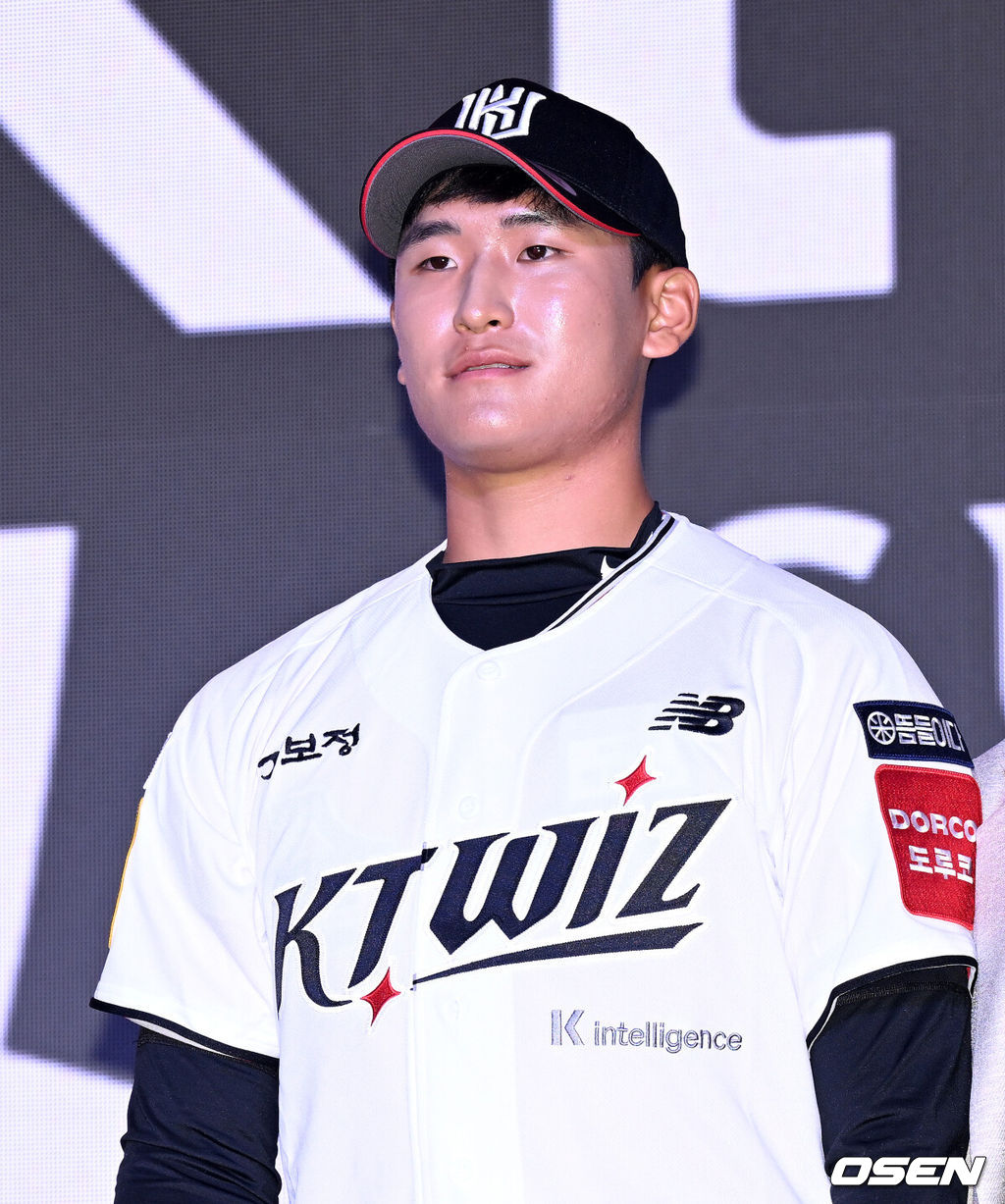 17일 오후 7일 오후 서울 롯데호텔 월드에서 ‘2026 KBO 신인 드래프트’가 열렸다.이번 드래프트는 전면 드래프트 방식으로 총 11라운드에 걸쳐 진행된다. 대상자는 총 1천261명으로, 고등학교 졸업 예정자 930명, 대학교 졸업 예정자 216명, 얼리 드래프트 신청자 51명, 해외 아마추어·프로 출신 선수 19명이다. 이 중 최대 110명이 KBO 10개 구단의 부름을 받게 된다.KT에 지명된 전주고 박지훈이 기념촬영을 하고 있다. 2025.09.17 /sunday@osen.co.kr