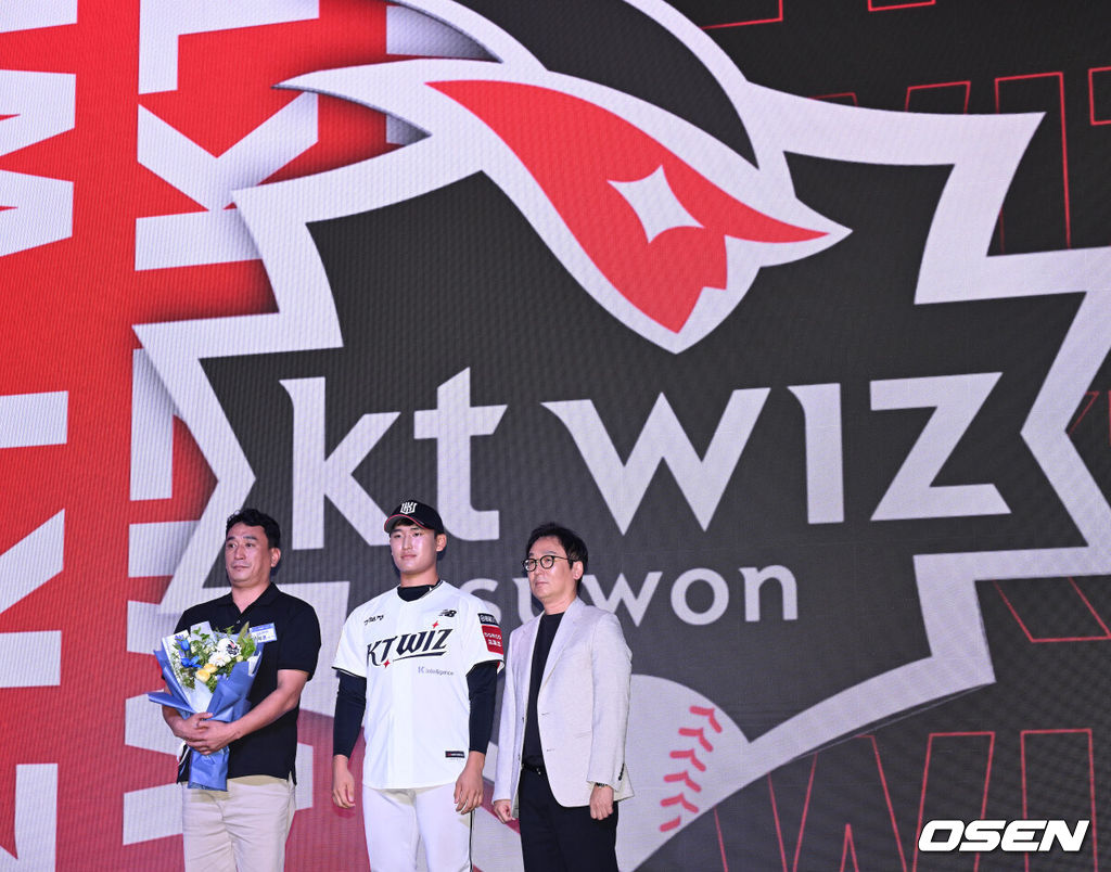 17일 오후 7일 오후 서울 롯데호텔 월드에서 ‘2026 KBO 신인 드래프트’가 열렸다.이번 드래프트는 전면 드래프트 방식으로 총 11라운드에 걸쳐 진행된다. 대상자는 총 1천261명으로, 고등학교 졸업 예정자 930명, 대학교 졸업 예정자 216명, 얼리 드래프트 신청자 51명, 해외 아마추어·프로 출신 선수 19명이다. 이 중 최대 110명이 KBO 10개 구단의 부름을 받게 된다.KT에 지명된 전주고 박지훈이 기념촬영을 하고 있다. 2025.09.17 /sunday@osen.co.kr