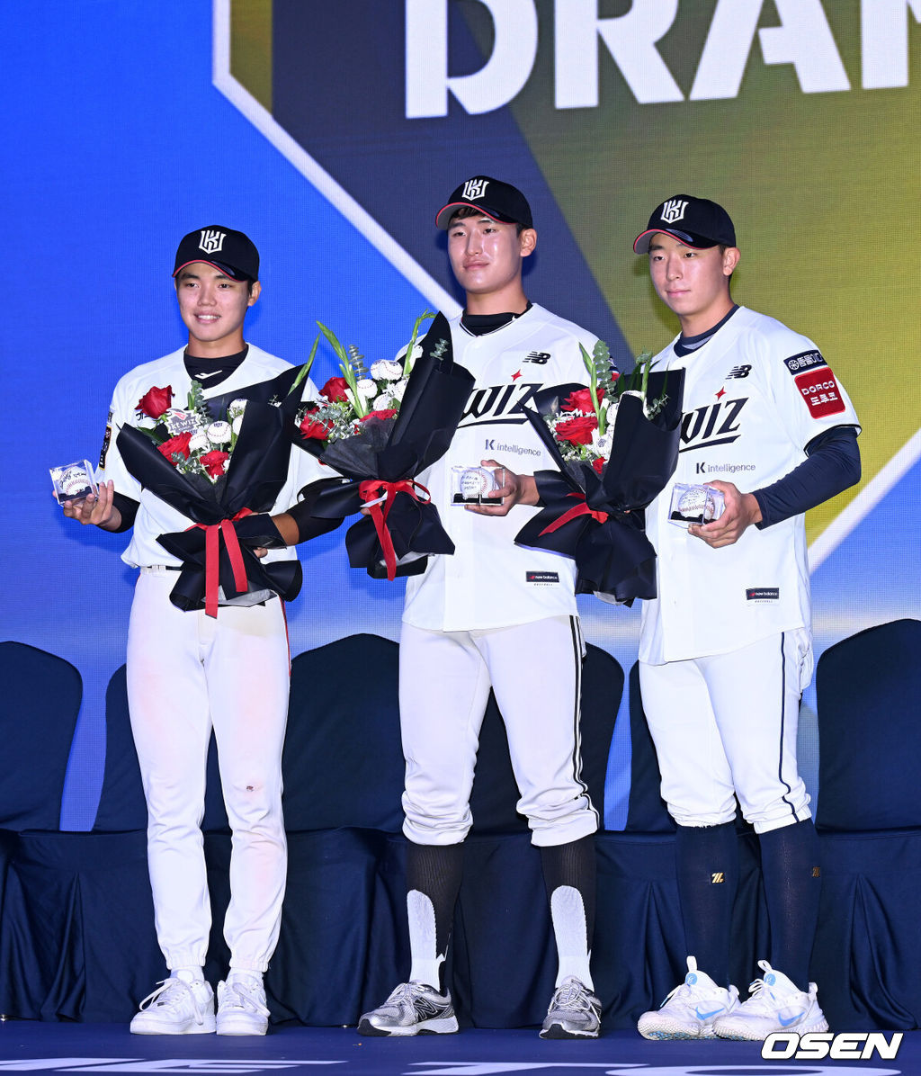 17일 오후 7일 오후 서울 롯데호텔 월드에서 ‘2026 KBO 신인 드래프트’가 열렸다.이번 드래프트는 전면 드래프트 방식으로 총 11라운드에 걸쳐 진행된다. 대상자는 총 1천261명으로, 고등학교 졸업 예정자 930명, 대학교 졸업 예정자 216명, 얼리 드래프트 신청자 51명, 해외 아마추어·프로 출신 선수 19명이다. 이 중 최대 110명이 KBO 10개 구단의 부름을 받게 된다.KT에 지명된 신인 임상우, 박지훈, 이강민이 기념촬영을 가지고 있다. 2025.09.17 /sunday@osen.co.kr