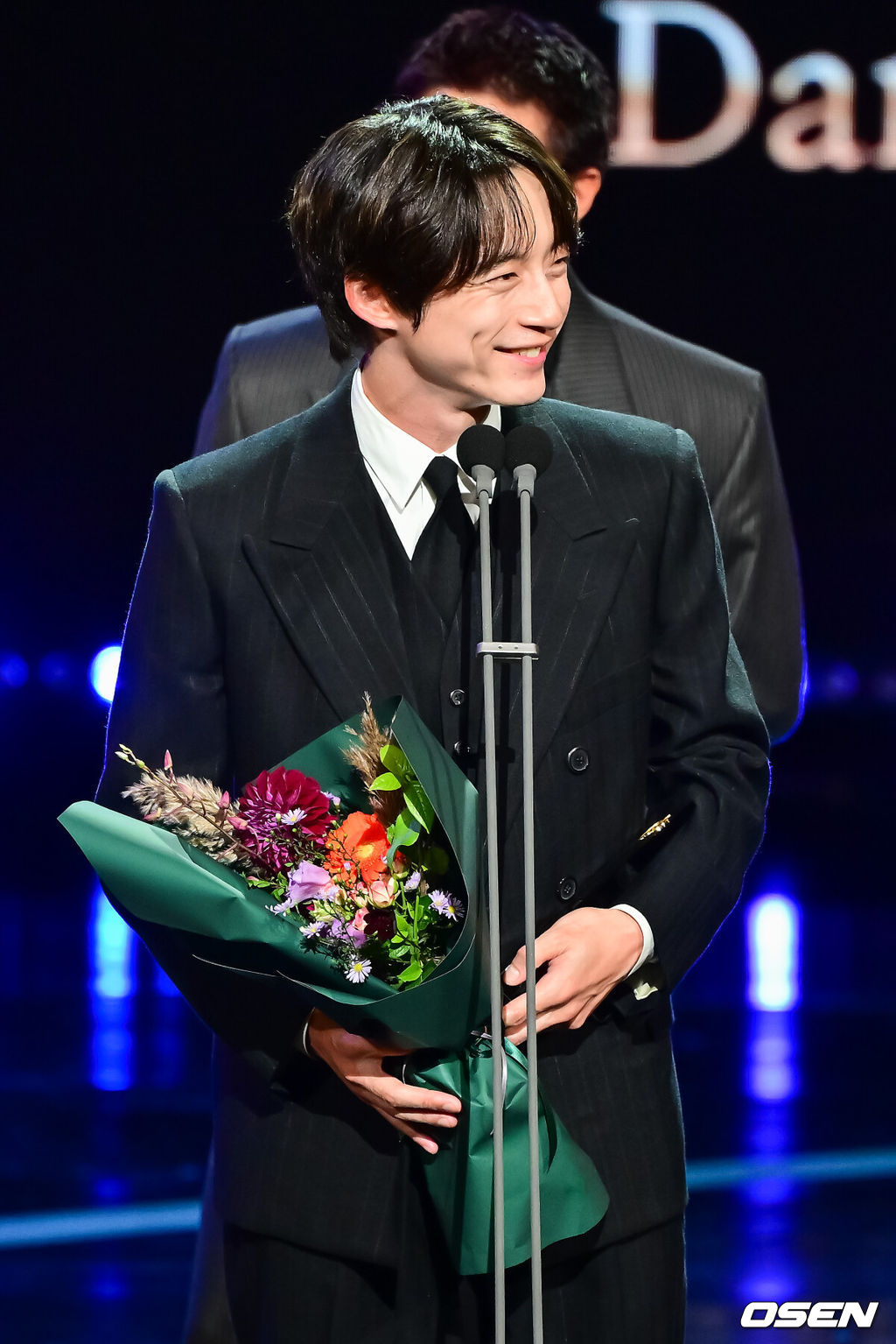 2일 오후 서울 여의도 KBS 본관에서 2025 서울드라마어워즈가 진행됐다.이번 시상식은 20주년을 맞아 전 세계 드라마를 대표하는 배우와 제작진이 한자리에 모이는 국제적인 축제다. 이번 시상식에는 배우 주지훈, 아이유, 김민하, 일본 배우 사카구치 켄타로, 가수 영탁 등이 수상자로 무대에 오른다. 아일릿과 영탁 등 뮤지션들의 축하 공연도 펼쳐진다.  사카구치 켄타로가 아시아스타상을 수상한뒤 미소 짓고 있다   2025.10.02 / soul1014@osen.co.kr