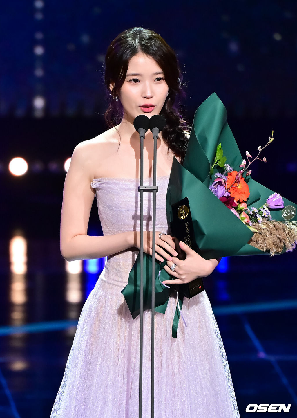 2일 오후 서울 여의도 KBS 본관에서 2025 서울드라마어워즈가 진행됐다.이번 시상식은 20주년을 맞아 전 세계 드라마를 대표하는 배우와 제작진이 한자리에 모이는 국제적인 축제다. 이번 시상식에는 배우 주지훈, 아이유, 김민하, 일본 배우 사카구치 켄타로, 가수 영탁 등이 수상자로 무대에 오른다. 아일릿과 영탁 등 뮤지션들의 축하 공연도 펼쳐진다. K드라마 부문 남녀연기자상을 수상한 아이유가 소감을 말하고 있다. 2025.10.02 / soul1014@osen.co.kr