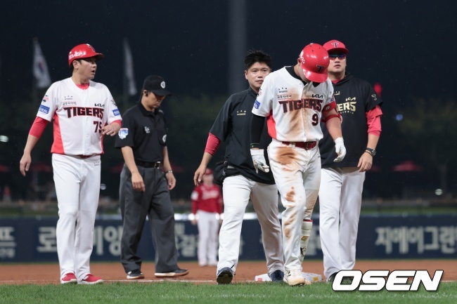 윤도현이 부상을 입고 교체아웃되고 있다./KIA 타이거즈 제공