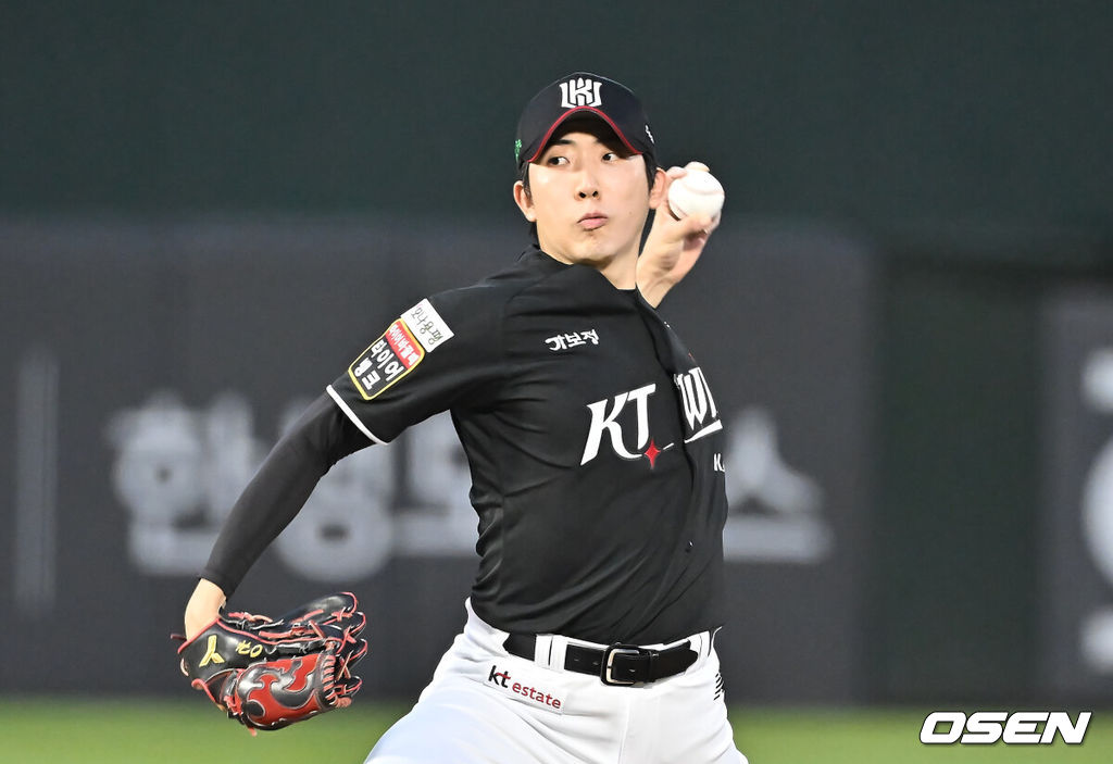 26일 부산 사직야구장에서 2025 신한 SOL 뱅크 KBO 리그 롯데 자이언츠와 KT 위즈의 경기가 열렸다. KT 위즈 선발 투수 오원석이 역투하고 있다. 2025.08.26 / foto0307@osen.co.kr