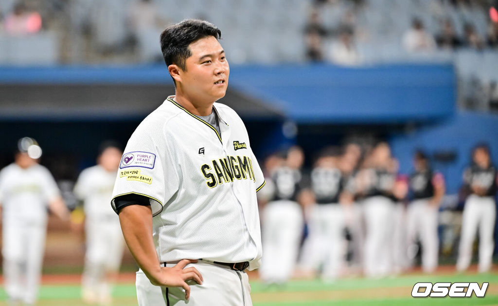 1일 오후 서울 고척 스카이돔에서 제1회 2025 KBO 퓨처스리그 챔피언결정전 KT 위즈와 상무의 경기가 진행됐다. 지난달 29일 열린 2025 퓨처스리그 챔피언 결정전 준결승전에서 남부리그 2위 KT는 북부리그 1위 한화 이글스에 10-6 역전승을 거뒀다. 남부리그 1위 상무는 북부리그 2위 LG 트윈스를 5-2로 꺾고 각각 결승 진출에 성공했다.3회말 이닝종료 후 상무 한동희가 아쉬워하고 있다.  2025.10.01 / soul1014@osen.co.kr
