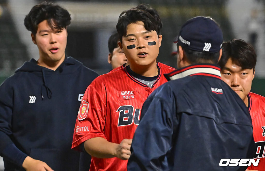 19일 부산 사직구장에서 2024 신한 SOL 뱅크 KBO 리그 롯데 자이언츠와 KT 위즈의 경기가 열렸다. 8연패를 끊고 분위기 쇄신과 함께 홈으로 돌아온 롯데는 반즈를 선발로 내세워 연승을 노리고 시즌 첫 2연승이자 위닝시리즈에 성공한 KT는 원상현을 선발로 내세웠다.롯데 자이언츠 한동희가 KT 위즈에 4-3으로 승리한 후 김태형 감독과 기쁨을 나누고 있다. 2024.04.19 / foto0307@osen.co.kr