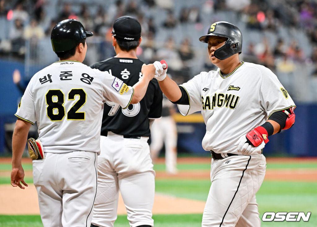 1일 오후 서울 고척 스카이돔에서 제1회 2025 KBO 퓨처스리그 챔피언결정전 KT 위즈와 상무의 경기가 진행됐다. 지난달 29일 열린 2025 퓨처스리그 챔피언 결정전 준결승전에서 남부리그 2위 KT는 북부리그 1위 한화 이글스에 10-6 역전승을 거뒀다. 남부리그 1위 상무는 북부리그 2위 LG 트윈스를 5-2로 꺾고 각각 결승 진출에 성공했다.3회말 2사 1루 상무 한동희가 안타를 날린뒤 박준영 코치와 하이파이브를 하고 있다. 2025.10.01 / soul1014@osen.co.kr