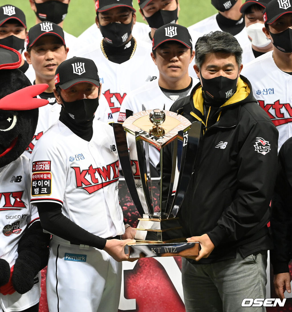 14일 오후 서울 고척스카이돔에서 KT 위즈와 두산 베어스의 2021시즌 KBO리그 한국시리즈 1차전이 열렸다.경기에 앞서 KT 위즈 이강철 감독과 이숭용 단장이 정규시즌 우승 시상식을 하고 있다. /sunday@osen.co.kr