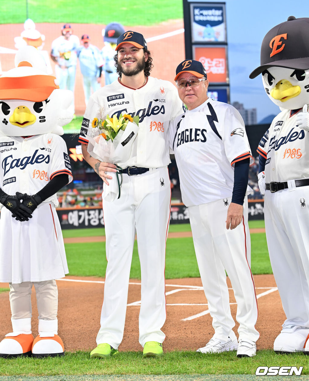 KBO 단일 시즌 최다 226탈삼진에 성공한 한화 폰세가 한화 김경문 감독과 함께 포토타임을 갖고 있다. 2025.09.26 /rumi@osen.co.kr