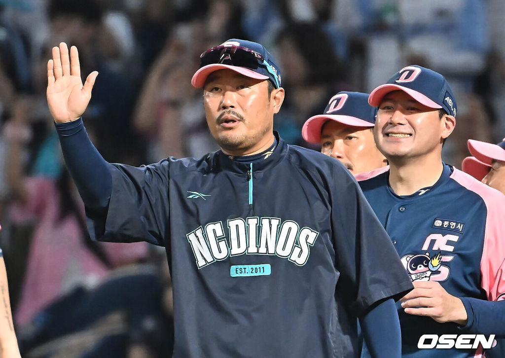 7일 창원NC파크에서 2025 신한 SOL 뱅크 KBO 리그 NC 다이노스와 KIA 타이거즈의 경기가 열렸다. 홈팀 NC는 구창모가, 방문팀 KIA는 양현종이 선발 출전했다. NC 다이노스 이호준 감독이 KIA 타이거즈에 2-1로 승리, 4연패를 끊은 선수들과 하이파이브를 하고 있다. 2025.09.07 / foto0307@osen.co.kr