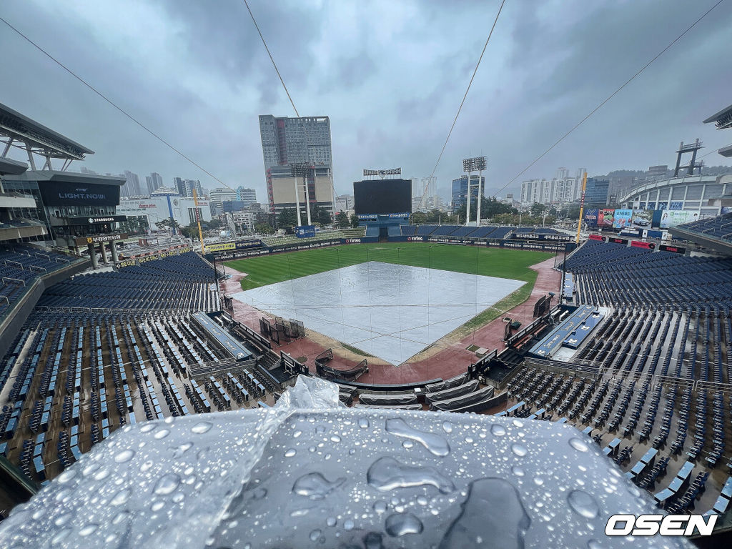 3일 창원NC파크에서 2025 신한 SOL 뱅크 KBO 리그 NC 다이노스와 SSG 랜더스의 경기가 열린다. 홈팀 NC는 라일리가, 방문팀 SSG는 김광현이 선발 출전한다. 창원NC파크에 비가 내린다. 2025.10.03 / foto0307@osen.co.kr