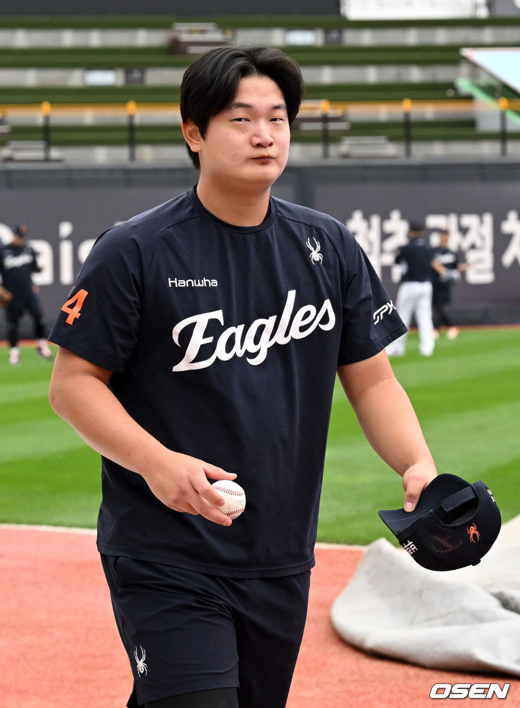 3일 수원 KT위즈파크에서 ‘2025 신한 SOL Bank KBO리그’ KT 위즈와 한화 이글스의 시즌 최종전이 열린다.KT가 오늘 경기를 승리하더라도 NC가 창원에서 SSG 랜더스를 제압하면 NC가 5위로 가을야구 막차를 탄다. KT가 5위가 될 수 있는 경우의 수는 총 3가지로, KT가 한화를 꺾고 NC가 SSG에 패하거나 무승부를 거두면 KT가 6년 연속 가을 무대를 밟는다. KT가 무승부를 거두고 NC가 패해도 5위는 KT의 차지다. 한화전을 내줄 경우 창원 경기 결과와 관계없이 가을야구 진출이 좌절된다.한화 김서현이 훈련을 위해 이동하고 있다. 2025.10.03 /cej@osen.co.kr