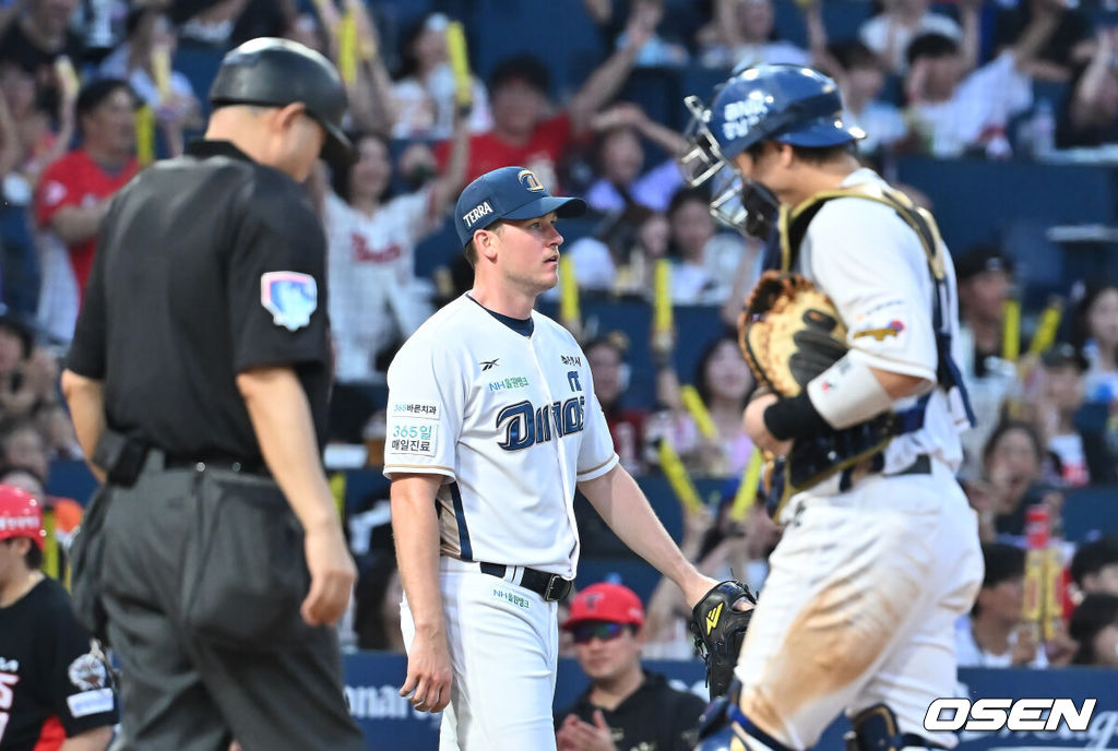 6일 창원NC파크에서 2025 신한 SOL 뱅크 KBO 리그 NC 다이노스와 KIA 타이거즈의 경기가 열렸다. 홈팀 NC는 라일리가, 방문팀 KIA는 올러가 선발 출전했다. NC 다이노스 선발투수 라일리가 5회초 무사 1,2루 KIA 타이거즈 김선빈에게 우중간 1타점 안타를 맞고 아쉬워하고 있다. 2025.09.06 / foto0307@osen.co.kr