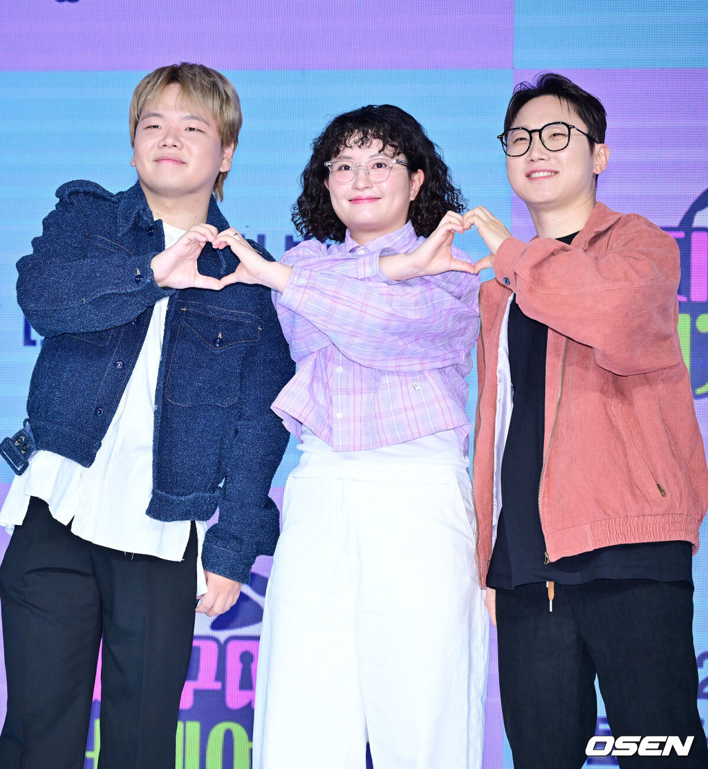 20일 오후 서울 마포구 상암동 쇼킹 K-POP 스튜디오에서 ENA '지구마불 세계여행3' 제작발표회가 열렸다.‘지구마불3’는 여행 크리에이터 3대장 빠니보틀, 원지, 곽튜브가 김태호 PD에 의해 설계된 세계여행 부루마불 게임에 참여, 주사위에 운명을 맡기고 세계 각지를 여행하는 과정을 담은 예능 프로그램이다. 곽튜브, 원지, 빠니보틀이 포토타임을 갖고 있다. 2025.03.20 / rumi@osen.co.kr