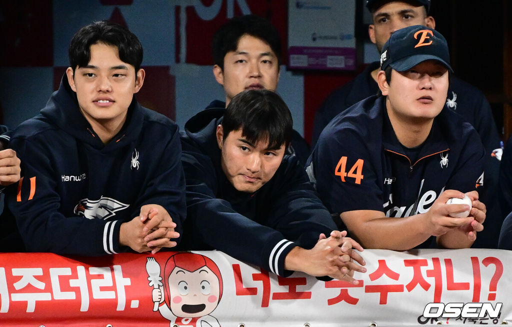 3일 수원 KT위즈파크에서 ‘2025 신한 SOL Bank KBO리그’ KT 위즈와 한화 이글스의 시즌 최종전이 열렸다. 한화 투수 박준영(가운데)이 9회말 경기를 지켜보고 있다. 2025.10.03 /cej@osen.co.kr