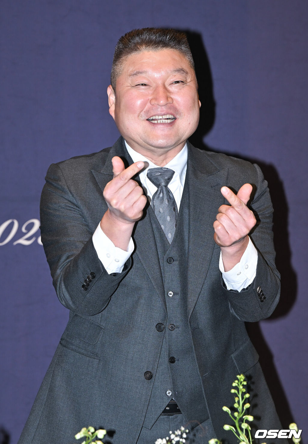 가수 이승기와 배우 이다인의 결혼식이 7일 서울 강남구 삼성동 그랜드 인터컨티넨탈 서울 파르나스 호텔에서 진행됐다.이승기 씨와 이다인 씨는 지난 2021년 연인 관계임을 인정하고 공개 열애를 시작했다. 이날 결혼식에는 가수 이적이 축가를 부를 예정이며, 배우 손지창이 두 사람의 결혼식을 총괄 진행한다.강호동이 포즈를 취하고 있다.  2023.04.07 / soul1014@osen.co.kr