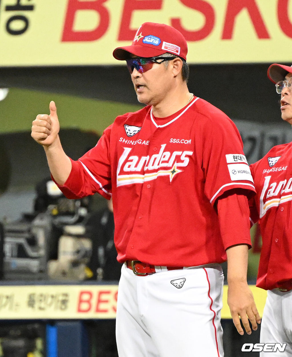 이숭용 감독이 이끄는 프로야구 SSG 랜더스가 삼성 라이온즈를 꺾고 3위 자리를 굳건히 지켰다. SSG는 11일 대구삼성라이온즈파크에서 열린 삼성과의 원정 경기에서 8-4로 승리했다. 최정은 KBO 최초 10년 연속 20홈런 고지를 밟았다. 노경은도 한국 프로야구 최초로 3년 연속 20홀드의 주인공이 됐다. 반면 삼성은 선발 아리엘 후라도의 호투에도 연패에 빠졌다. 경기 종료 후 SSG 이숭용 감독이 선수들과 승리의 기쁨을 나누고 있다. 2025.09.11 /sunday@osen.co.kr