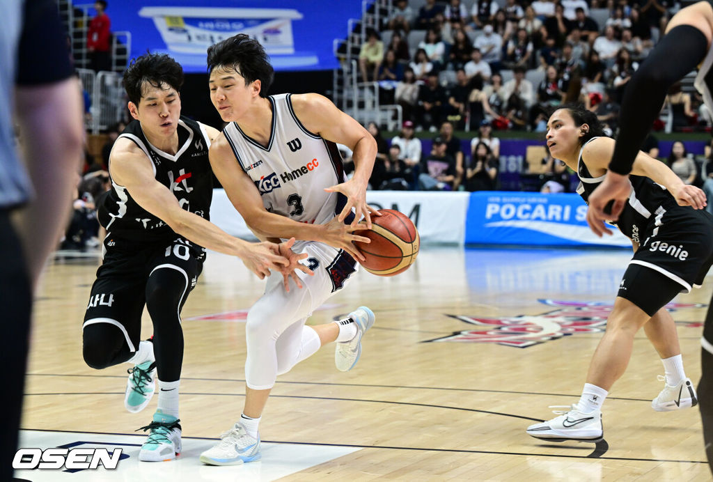 4일 오후 서수원칠보체육관에서 2025-2026 LG전자 프로농구 수원 KT 소닉붐과 부산 KCC 이지스의 경기가 열렸다.2쿼터 KCC 허웅이 KT 수비에 공을 놓치고 있다. 2025.10.04 /cej@osen.co.kr