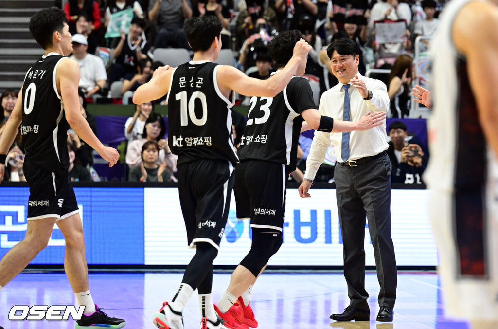 4일 오후 서수원칠보체육관에서 2025-2026 LG전자 프로농구 수원 KT 소닉붐과 부산 KCC 이지스의 경기가 열렸다.KT 문경은 감독이 리드에 기뻐하고 있다. 2025.10.04 /cej@osen.co.kr