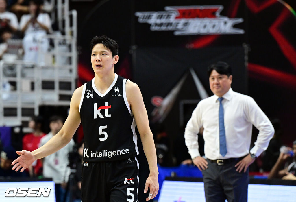 4일 오후 서수원칠보체육관에서 2025-2026 LG전자 프로농구 수원 KT 소닉붐과 부산 KCC 이지스의 경기가 열렸다.KT 김선형이 교체 투입되고 있다. 2025.10.04 /cej@osen.co.kr