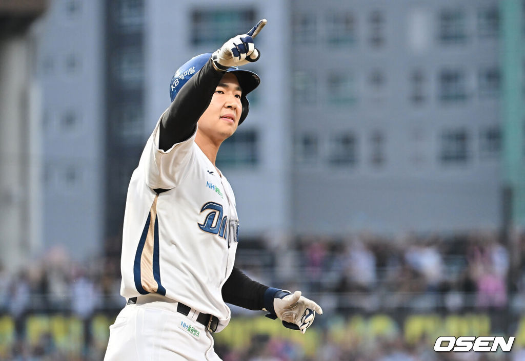 4일 창원NC파크에서 2025 신한 SOL 뱅크 KBO 리그 NC 다이노스와 SSG 랜더스의 경기가 열렸다. 홈팀 NC는 라일리가, 방문팀 SSG는 김광현이 선발 출전했다. NC 다이노스 김휘집이 2회말 무사 1,3루 좌월 3점 홈런을 치고 세리머니를 하고 있다. 2025.10.04 / foto0307@osen.co.kr