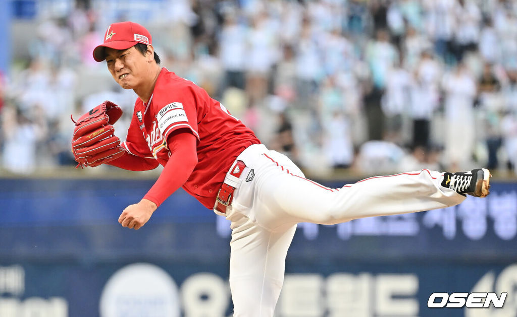 4일 창원NC파크에서 2025 신한 SOL 뱅크 KBO 리그 NC 다이노스와 SSG 랜더스의 경기가 열렸다. 홈팀 NC는 라일리가, 방문팀 SSG는 김광현이 선발 출전했다. SSG 랜더스 선발투수 김광현이 역투하고 있다. 2025.10.04 / foto0307@osen.co.kr