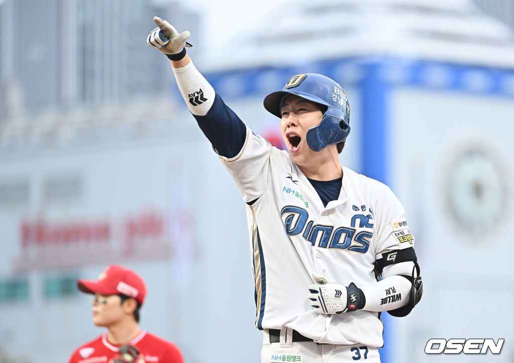 4일 창원NC파크에서 2025 신한 SOL 뱅크 KBO 리그 NC 다이노스와 SSG 랜더스의 경기가 열렸다. 홈팀 NC는 라일리가, 방문팀 SSG는 김광현이 선발 출전했다. NC 다이노스 박건우가 1회말 무사 1,2루 중견수 앞 1타점 안타를 치고 환호하고 있다. 2025.10.04 / foto0307@osen.co.kr