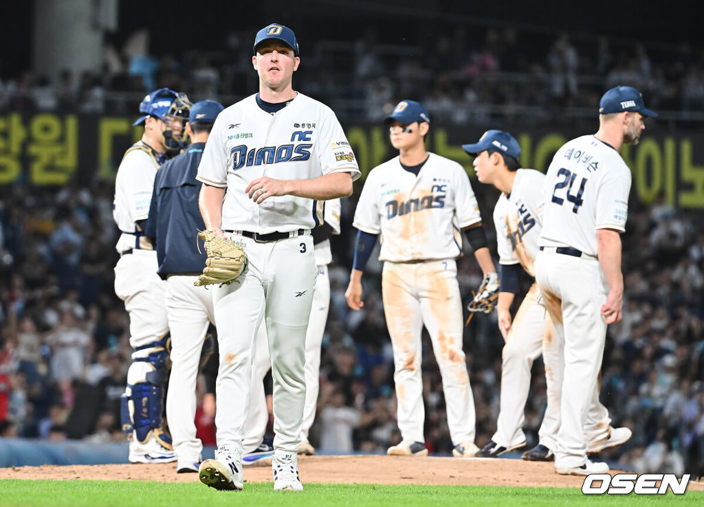 4일 창원NC파크에서 2025 신한 SOL 뱅크 KBO 리그 NC 다이노스와 SSG 랜더스의 경기가 열렸다. 홈팀 NC는 라일리가, 방문팀 SSG는 김광현이 선발 출전했다. NC 다이노스 선발투수 라일리가 6회초 교체되고 있다. 2025.10.04 / foto0307@osen.co.kr
