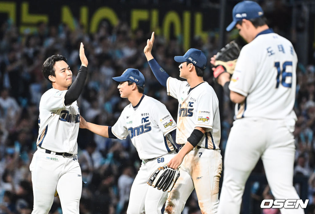 4일 창원NC파크에서 2025 신한 SOL 뱅크 KBO 리그 NC 다이노스와 SSG 랜더스의 경기가 열렸다. 홈팀 NC는 라일리가, 방문팀 SSG는 김광현이 선발 출전했다. NC 다이노스 선수들이 SSG 랜더스에 7-1로 승리, 와일드카드 진출을 결정짓고 기쁨을 나누고 있다. 2025.10.04 / foto0307@osen.co.kr