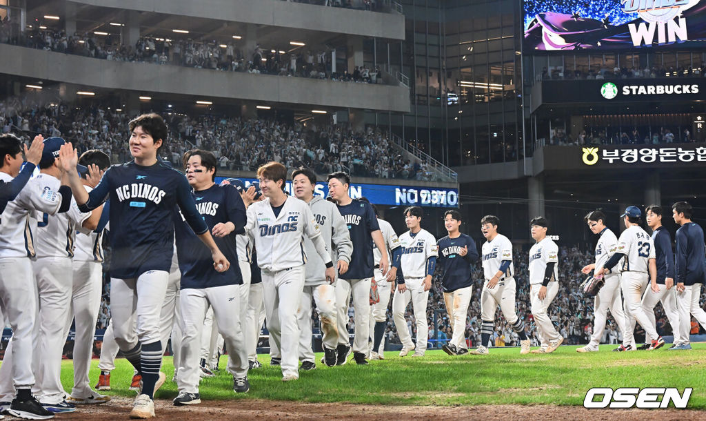 4일 창원NC파크에서 2025 신한 SOL 뱅크 KBO 리그 NC 다이노스와 SSG 랜더스의 경기가 열렸다. 홈팀 NC는 라일리가, 방문팀 SSG는 김광현이 선발 출전했다. NC 다이노스 선수들이 SSG 랜더스에 7-1로 승리, 와일드카드 진출을 결정짓고 기쁨을 나누고 있다. 2025.10.04 / foto0307@osen.co.kr