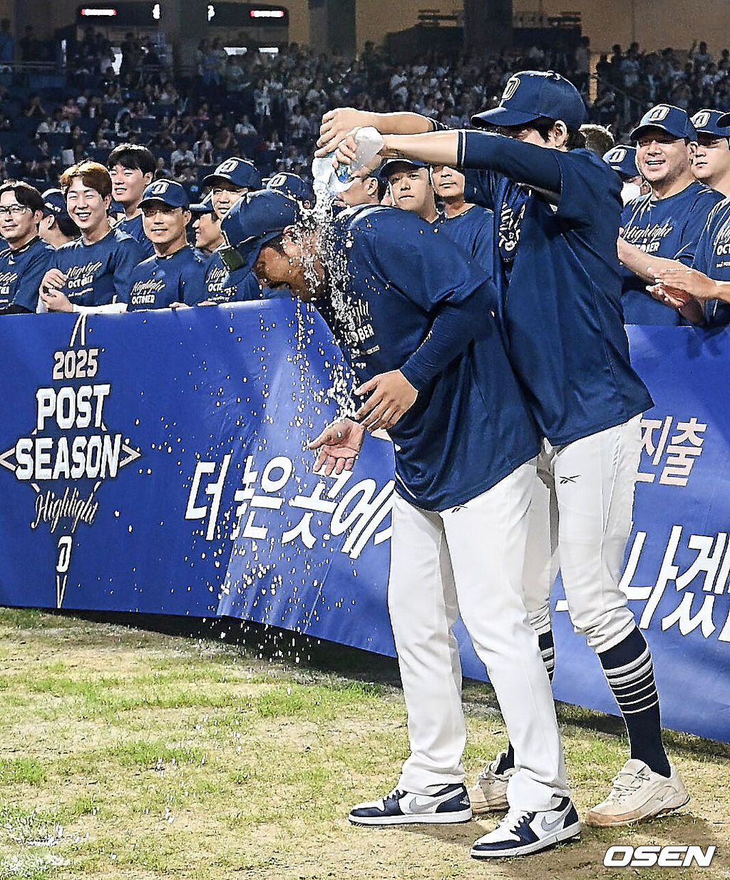 NC 다이노스가 4일 창원NC파크에서 열린 2025 신한 SOL 뱅크 KBO 리그 SSG 랜더스와의 경기에서 7-1로 승리, 5위를 확정했다. NC는 파죽의 9연승으로 ‘가을 야구’ 막차 티켓을 거머쥐었고 6일부터 4위 삼성과 와일드카드 결정전을 치른다NC 다이노스 이호준 감독이 박민우의 축하 물세례를 받고 있다. 2025.10.04 / foto0307@osen.co.kr