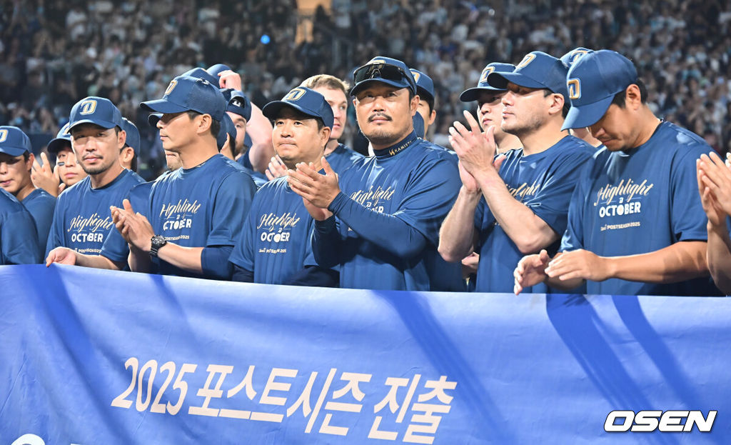 NC 다이노스가 4일 창원NC파크에서 열린 2025 신한 SOL 뱅크 KBO 리그 SSG 랜더스와의 경기에서 7-1로 승리, 5위를 확정했다. NC는 파죽의 9연승으로 ‘가을 야구’ 막차 티켓을 거머쥐었고 6일부터 4위 삼성과 와일드카드 결정전을 치른다NC 다이노스 이호준 감독과 선수들이 포스트시즌 진출을 확정짓고 팬들에게 감사 인사를 하고 있다. 2025.10.04 / foto0307@osen.co.kr