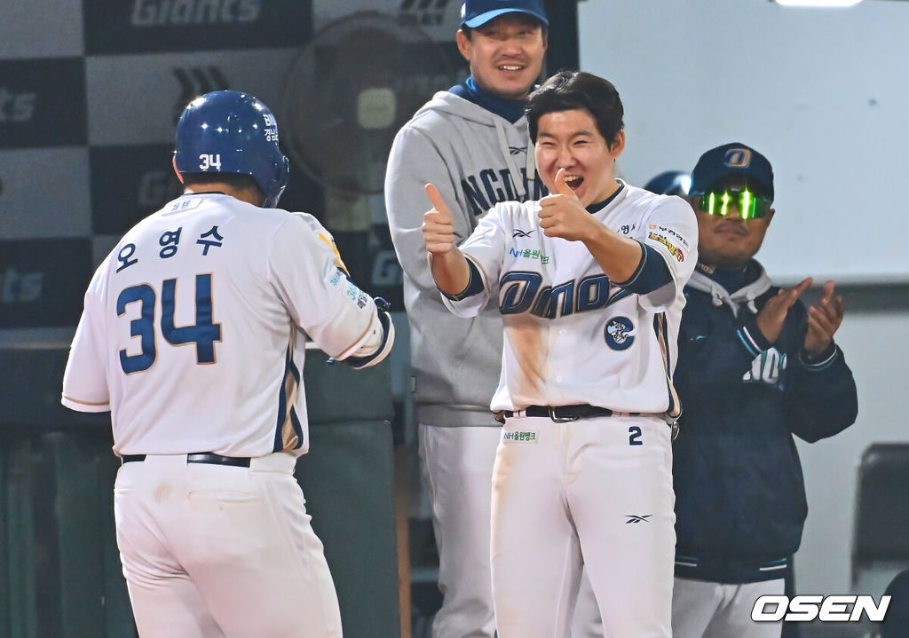 11일 부산 사직야구장에서 2025 신한 SOL 뱅크 KBO 리그 롯데 자이언츠와 NC 다이노스의 경기가 열린다. 주말 3연전 동안 NC 다이노스가 창원NC파크 대신 사직야구장을 홈구장으로 사용한다. 홈팀 NC는 김태경, 방문팀 롯데는 박세웅이 선발 출전 했다.NC 다이노스 오영수가 6회말 2사 2,3루 중월 동점 3점 홈런을 치고 박민우의 축하를 받고 있다. 2025.04.11 / foto0307@osen.co.kr
