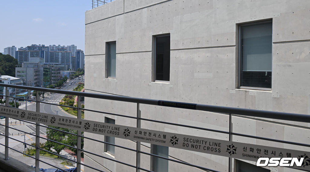 30일 창원NC파크에서 2025 신한 SOL 뱅크 KBO 리그 NC 다이노스와 한화 이글스의 경기가 열린다. 홈팀 NC가 긴 방황을 끝내고 홈구장으로 돌아왔다.창원NC파크 외벽 구조물 추락 사고로 야구팬이 사망한 사고의 원인이 된 루버가 제거되어 있다. 2025.05.30 / foto0307@osen.co.kr