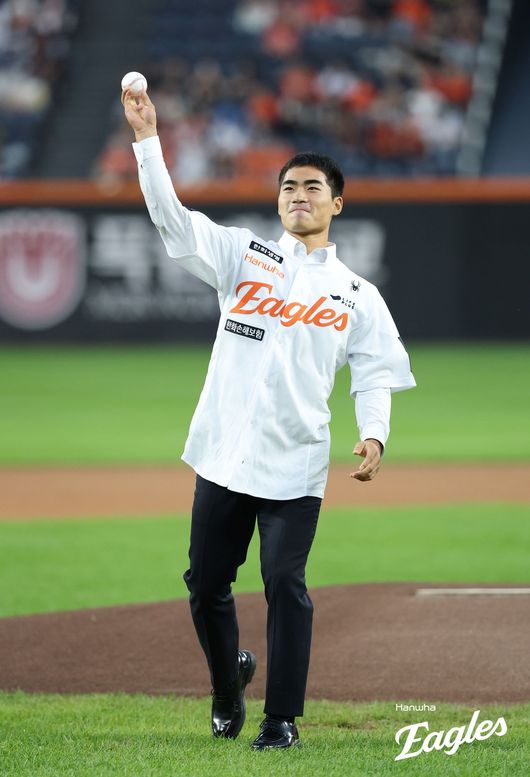2026년 한화 신인 오재원이 시구를 하고 있다. /한화 이글스 제공