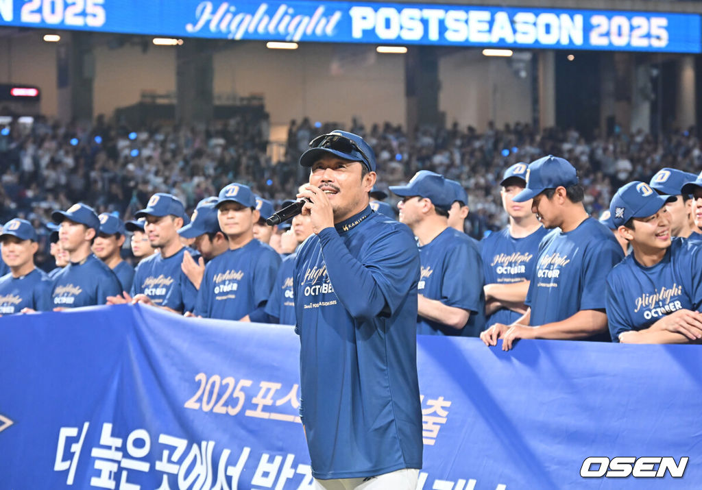NC 다이노스가 4일 창원NC파크에서 열린 2025 신한 SOL 뱅크 KBO 리그 SSG 랜더스와의 경기에서 7-1로 승리, 5위를 확정했다. NC는 파죽의 9연승으로 ‘가을 야구’ 막차 티켓을 거머쥐었고 6일부터 4위 삼성과 와일드카드 결정전을 치른다NC 다이노스 이호준 감독과 선수들이 포스트시즌 진출을 확정짓고 팬들에게 감사 인사를 하고 있다. 2025.10.04 / foto0307@osen.co.kr