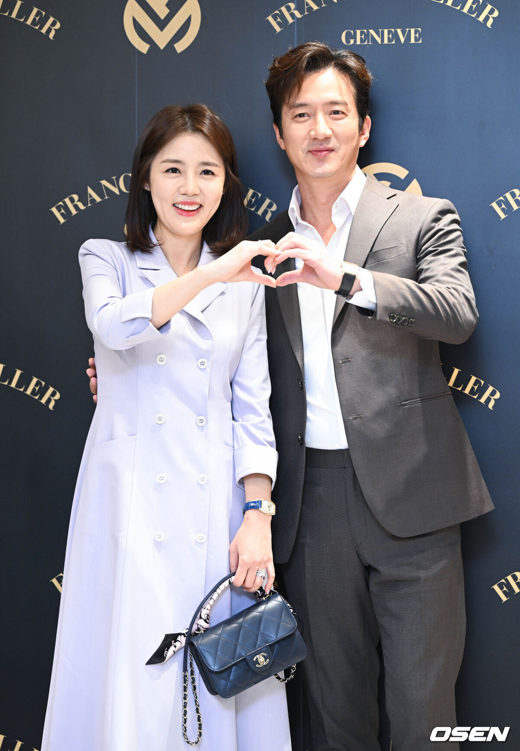 25일 오후 서울 강남구 압구정 갤러리아 명품관에서 한 시계 브랜드의 국내 론칭 기념 포토월 행사가 열렸다.방송인 이하정, 정준호 부부가 포즈를 취하고 있다. 2023.02.25 /cej@osen.co.kr